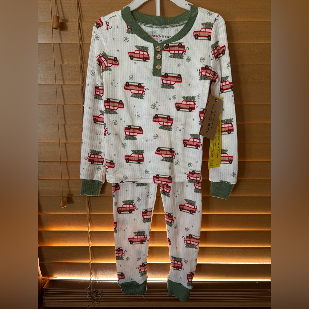 Stitch & Stone NWT Pajama Set with Red Car Print and Green Trim. Size 4T
